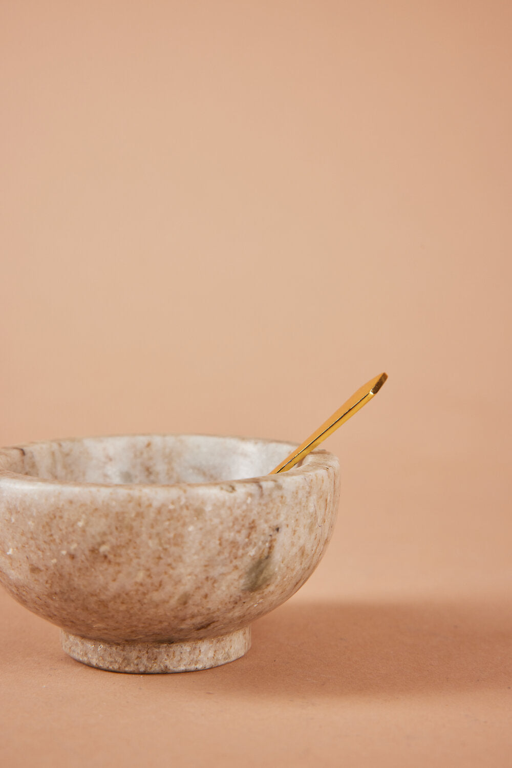 Saltskål i marmor med guldske, beige - Ø:7,5 cm.